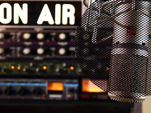Un micrófono en un estudio radiofónico