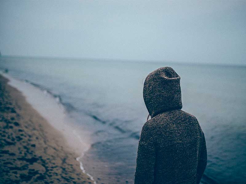 Menor mirando al mar