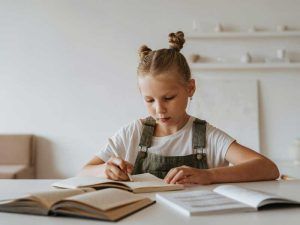 Una niña estudiando. Jornadas de Educación 2025