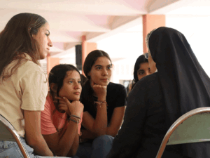 Una monja hablando con varias niñas