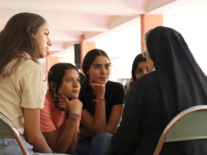 Una monja hablando con varias niñas