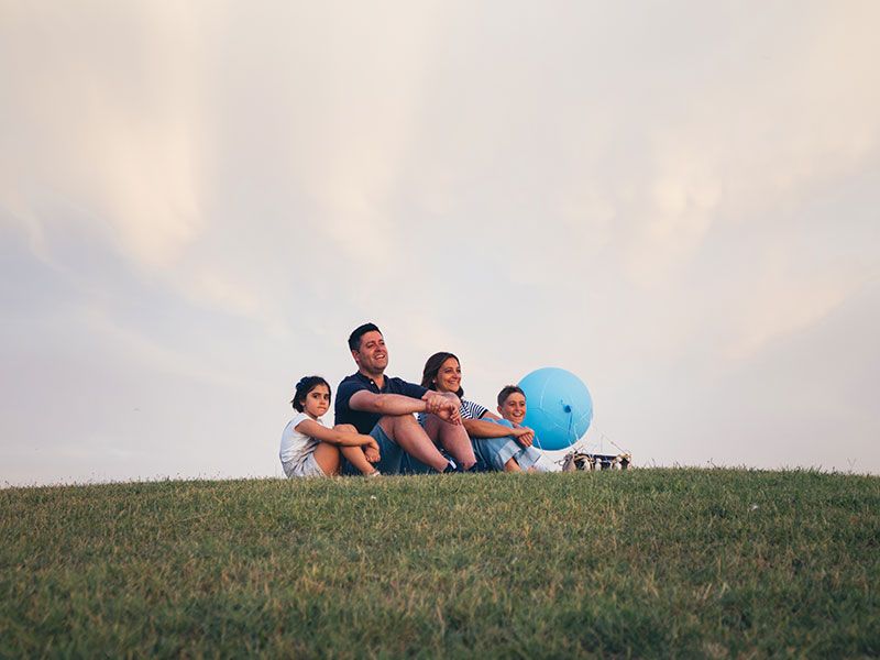 Una familia viendo la puesta de sol