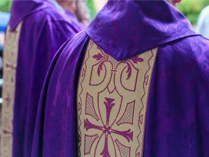 Casulla litúrgica de color morado usada por un sacerdote