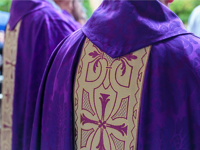 Casulla litúrgica de color morado usada por un sacerdote