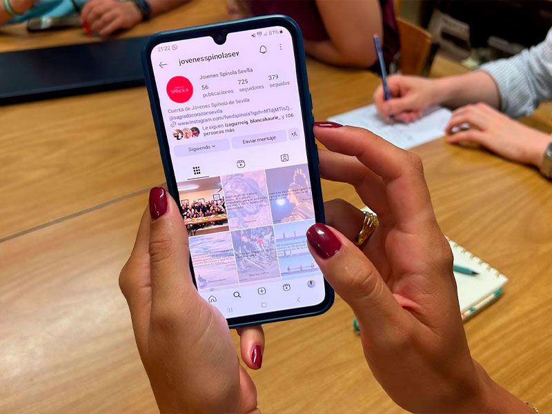 A través de la cuenta @jovenesspinolasev, los jóvenes comparten información sobre distintos proyectos solidarios desde Instagram
