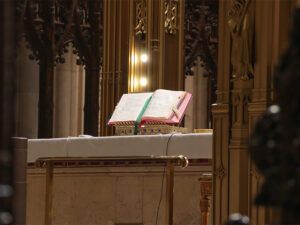 Un misal en el altar de una iglesia