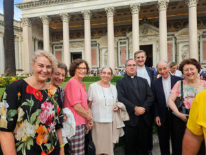 La representación española en el acto conmemorativo de los mártires y testigos de la fe del siglo XXI, en frente de la Basílica de San Pablo Extramuros, en Roma