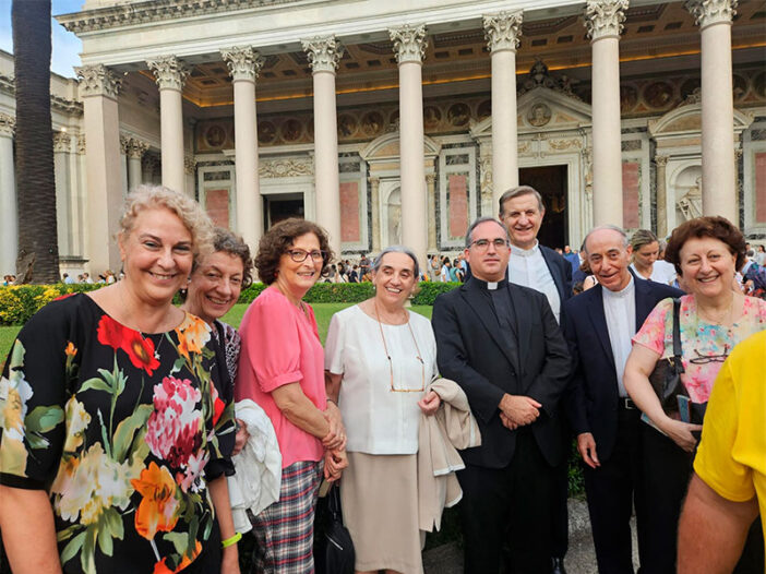 La representación española en el acto conmemorativo de los mártires y testigos de la fe del siglo XXI, en frente de la Basílica de San Pablo Extramuros, en Roma