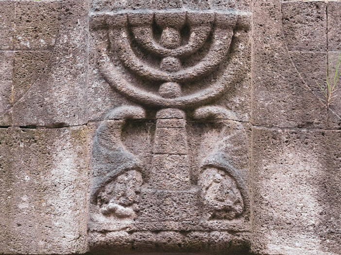 Un relieve en piedra de una Menorá judía