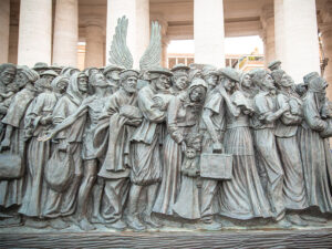 El monumento a los migrantes de la Plaza de San Pedro, en el Vaticano