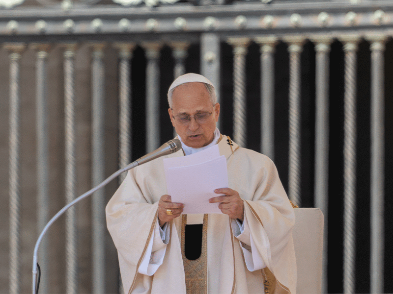 El papa León XIV leyendo un texto durante una homilía