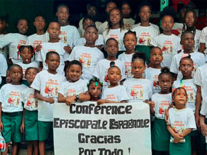 Un grupo de niños agradece la labor del Fondo Nueva Evangelización