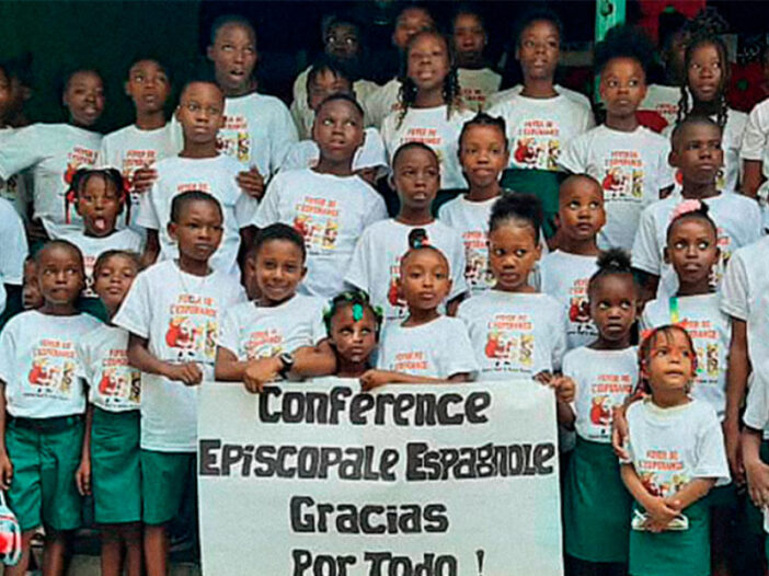 Un grupo de niños agradece la labor del Fondo Nueva Evangelización