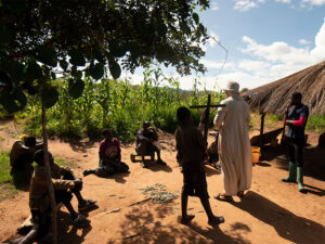 Un misionero evangelizando en África
