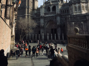 Un grupo de personas delante de la catedral de Toledo