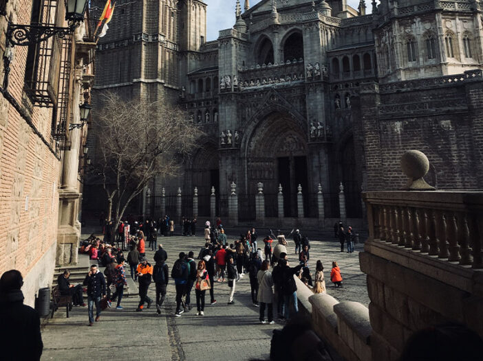 Un grupo de personas delante de la catedral de Toledo