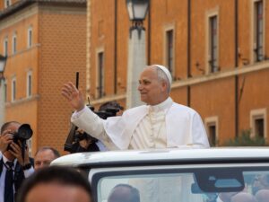 El papa León XIV saluda desde el papamóvil
