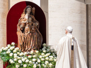 El Papa León XIV reza delante de una imagen de la Virgen María y el Niño Jesús
