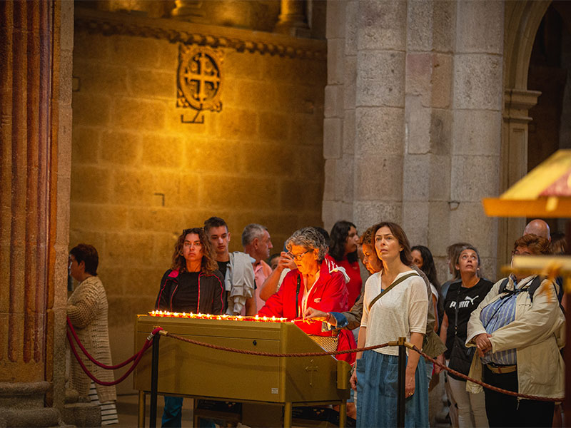 Varias personas en el interior de la Catedral de Santiago de Compostela