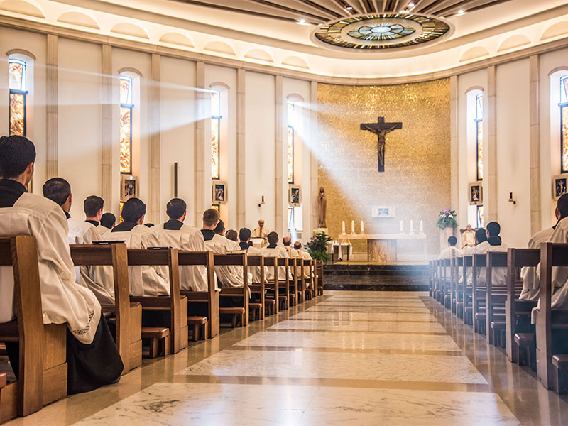 Varios seminaristas dentro de una iglesia