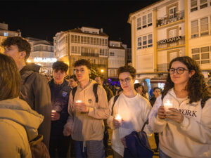 Jóvenes con velas