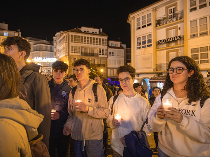Jóvenes con velas