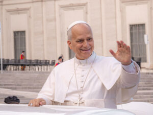 El papa León XIV saluda desde el papamóvil