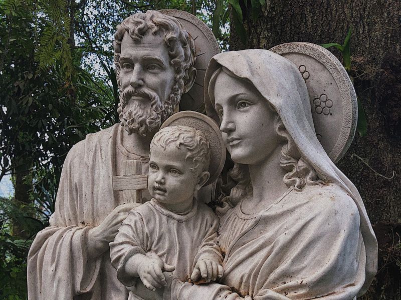 El papa León XIV saluda desde el papamóvil