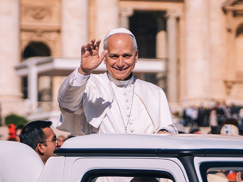El papa León XIV saluda desde el papamóvil