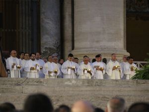 Un grupo de sacerdotes en el encuentro de españoles durante el Jubileo de los jóvenes