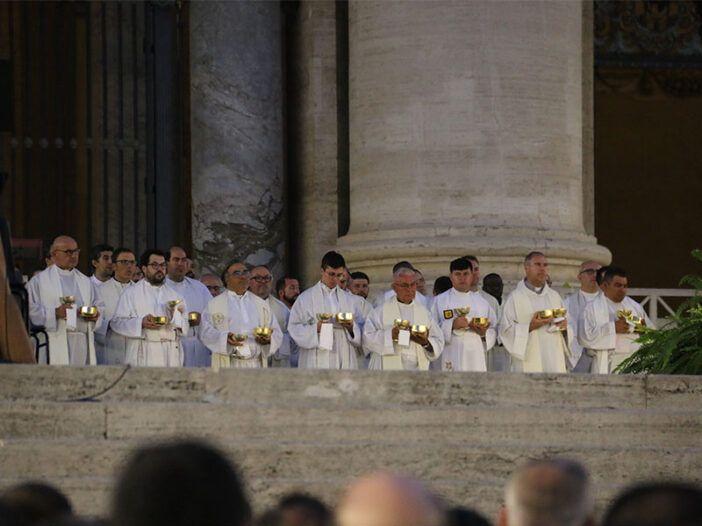 Un grupo de sacerdotes en el encuentro de españoles durante el Jubileo de los jóvenes