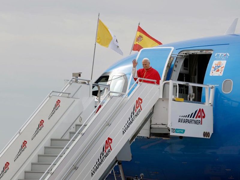Saludo del Papa León XIV desde el avión al llegar a Madrid