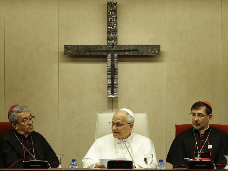 El papa León XIV saluda desde el papamóvil