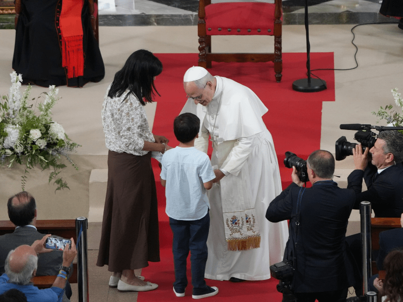 El papa León XIV saluda desde el papamóvil