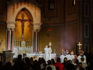 Adoración eucarística en una iglesia