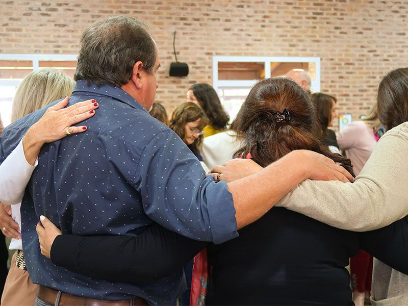 Varios adultos unidos en grupo