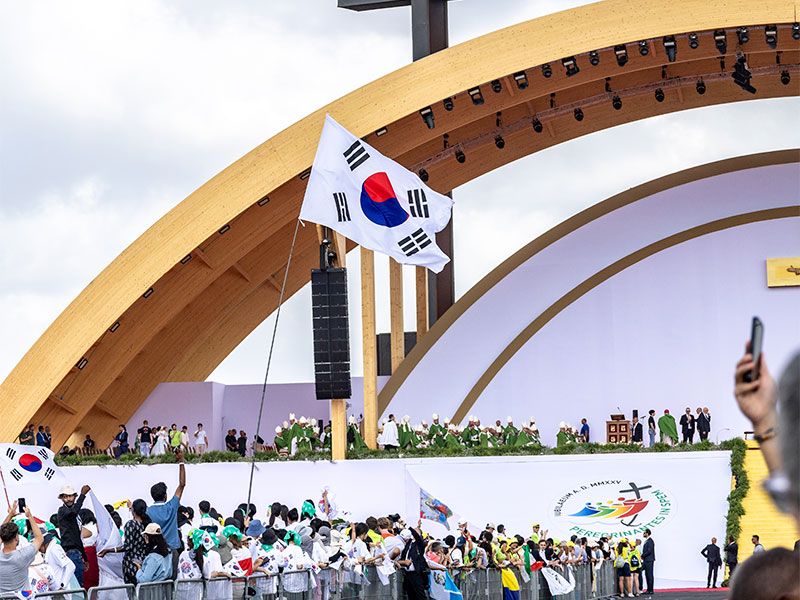 Un grupo de jóvenes ondea una bandera de Corea del Sur en Tor Vergata, durante el Jubileo de la Esperanza 2025